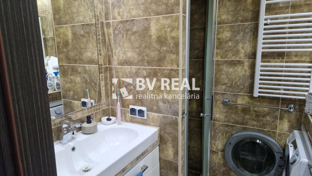 BV REAL Na predaj prerobený 2 izbový byt Prievidza FM2421