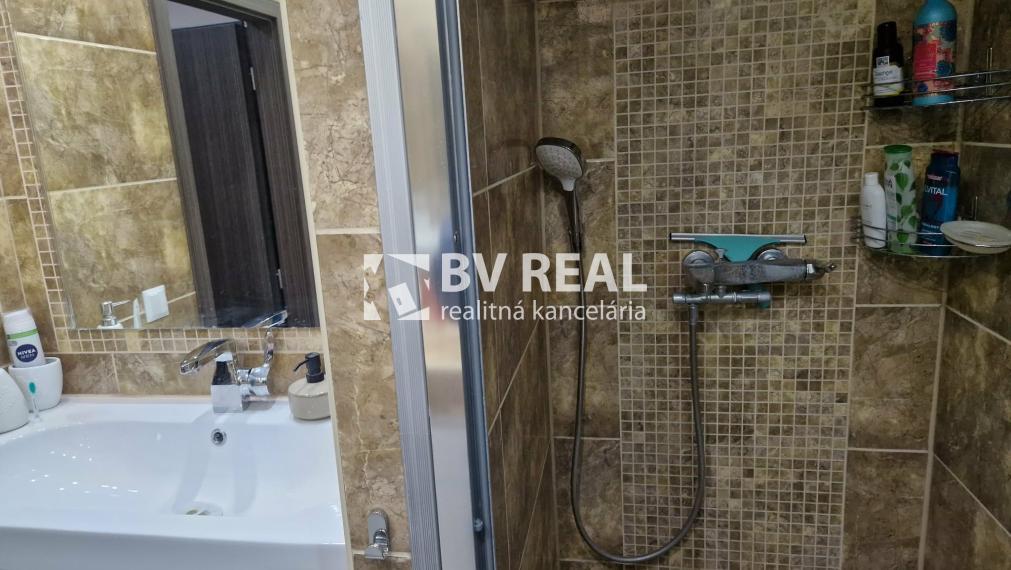 BV REAL Na predaj prerobený 2 izbový byt Prievidza FM2421