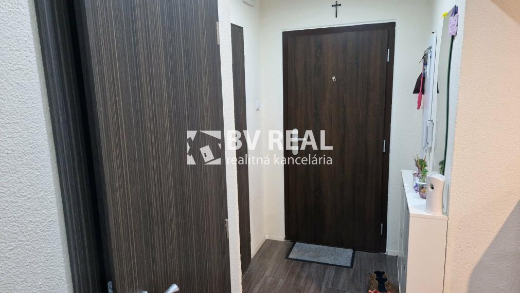 BV REAL Na predaj prerobený 2 izbový byt Prievidza FM2421