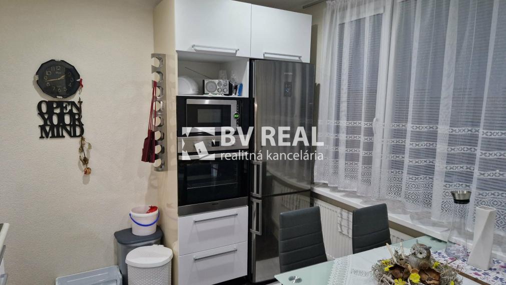 BV REAL Na predaj prerobený 2 izbový byt Prievidza FM2421