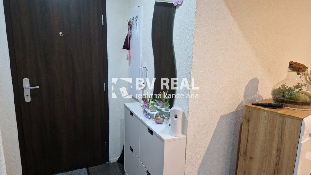 BV REAL Na predaj prerobený 2 izbový byt Prievidza FM2421