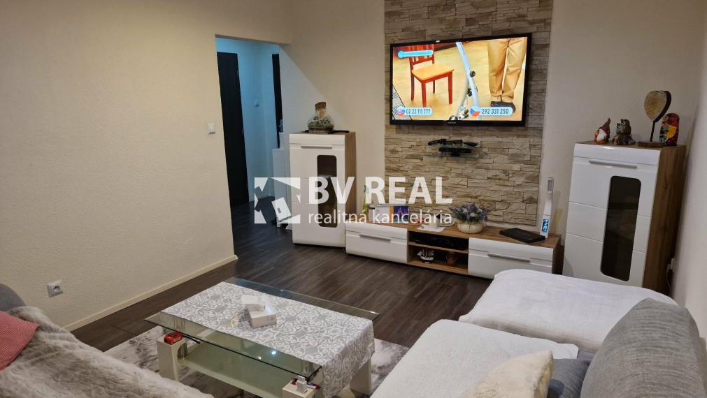 BV REAL Na predaj prerobený 2 izbový byt Prievidza FM2421