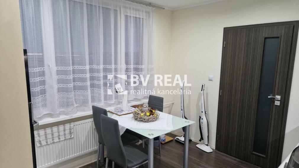 BV REAL Na predaj prerobený 2 izbový byt Prievidza FM2421