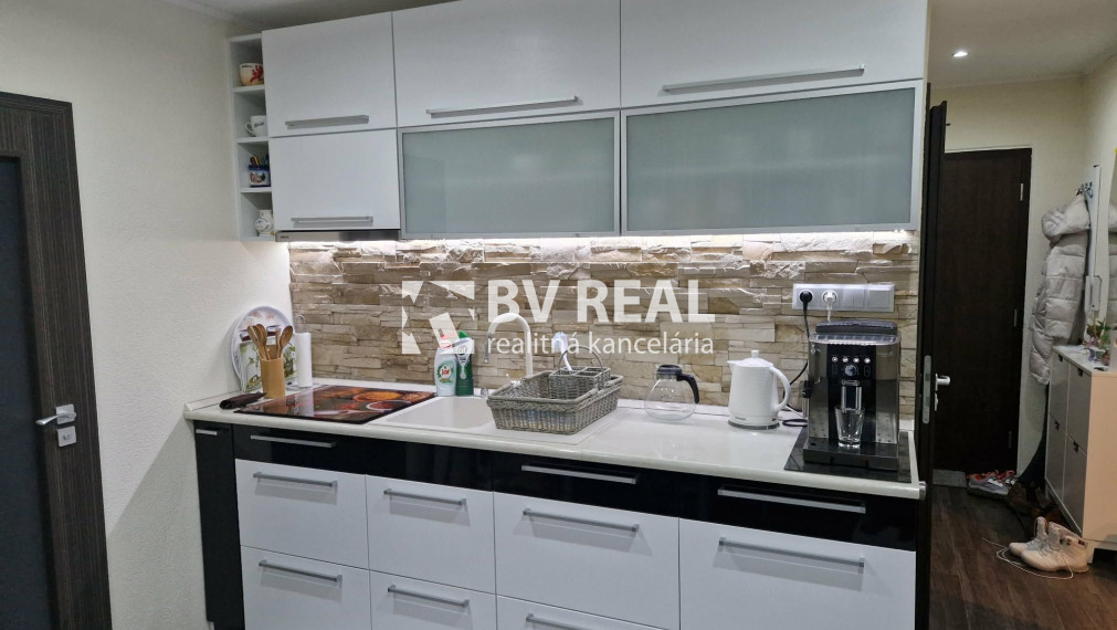 BV REAL Na predaj prerobený 2 izbový byt Prievidza FM2421