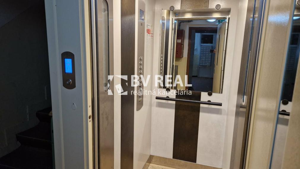 BV REAL Na predaj prerobený 2 izbový byt Prievidza FM2421