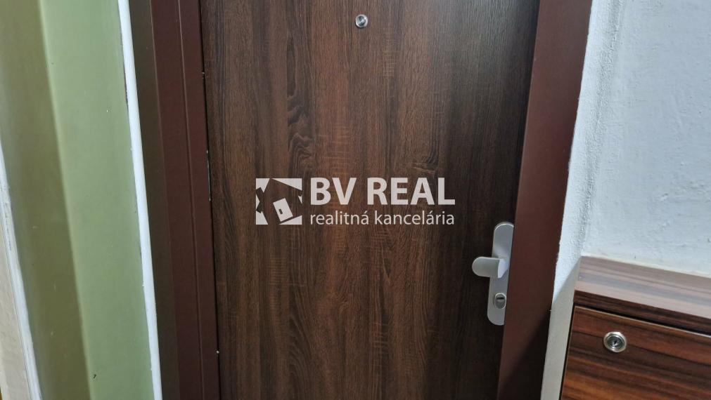 BV REAL Na predaj prerobený 2 izbový byt Prievidza FM2421