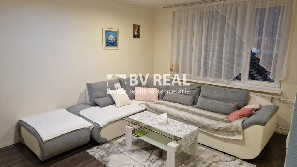 BV REAL Na predaj prerobený 2 izbový byt Prievidza FM2421