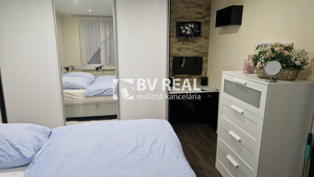 BV REAL Na predaj prerobený 2 izbový byt Prievidza FM2421