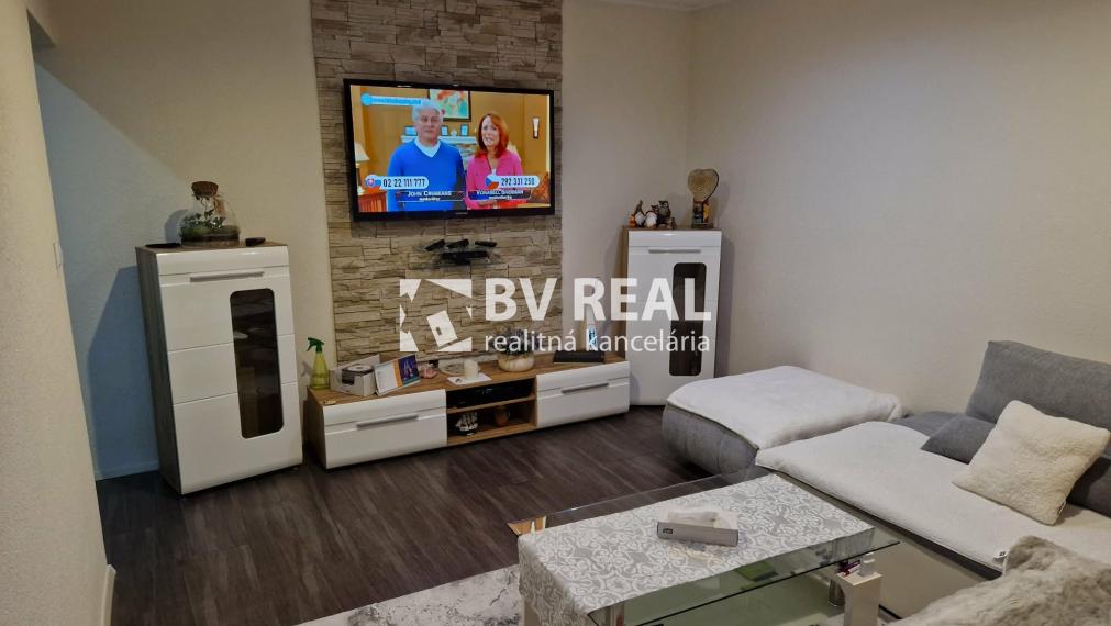 BV REAL Na predaj prerobený 2 izbový byt Prievidza FM2421