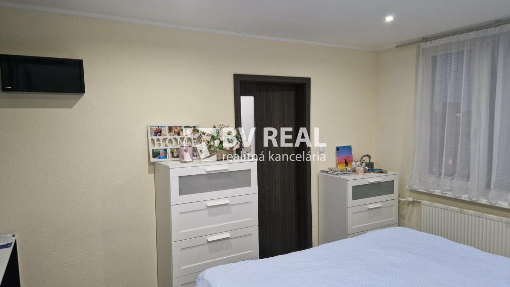 BV REAL Na predaj prerobený 2 izbový byt Prievidza FM2421