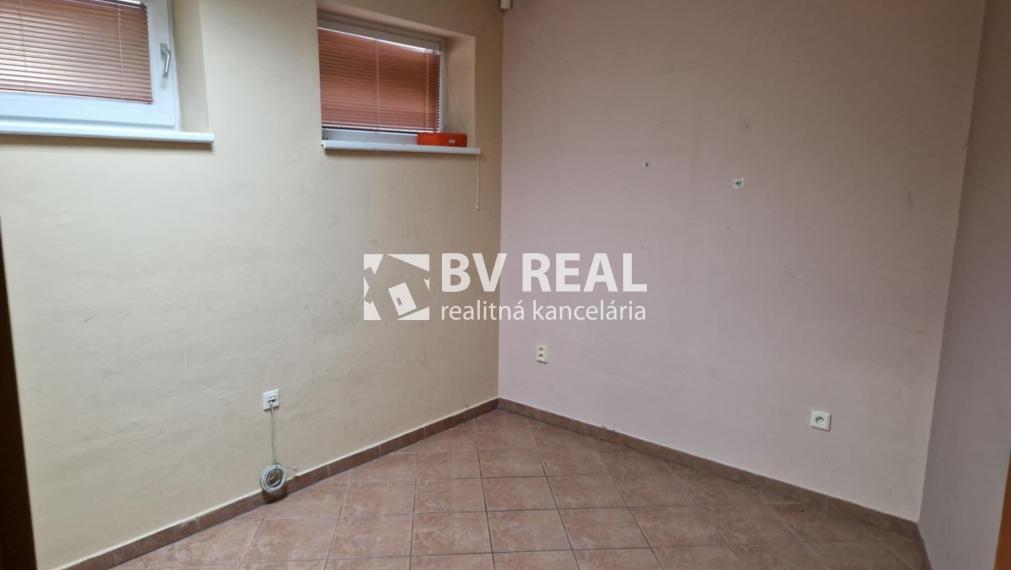 BV REAL Na prenájom polyfunkčná budova Prievidza FM2365