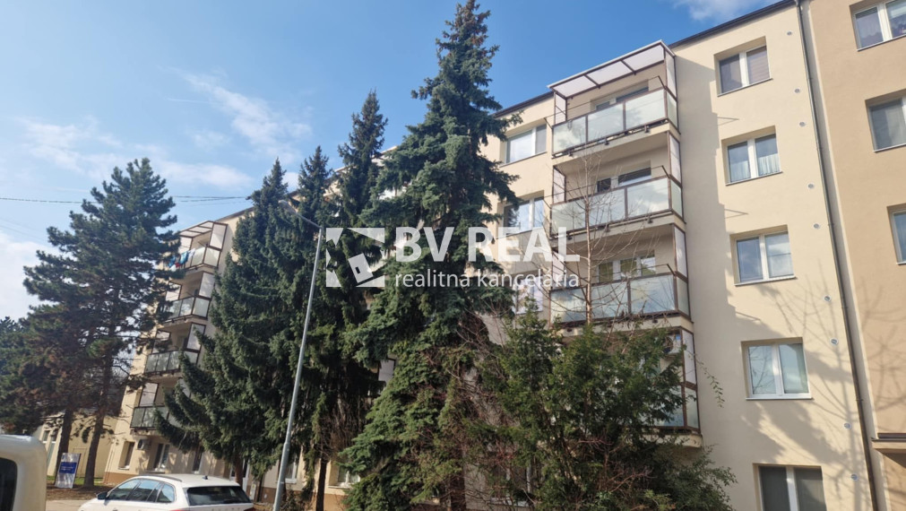 BV REAL Na predaj prerobený 3 izbový byt Prievidza FM2427