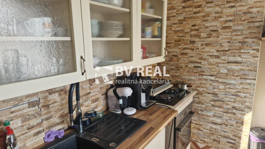 BV REAL Na predaj prerobený 3 izbový byt Prievidza FM2427