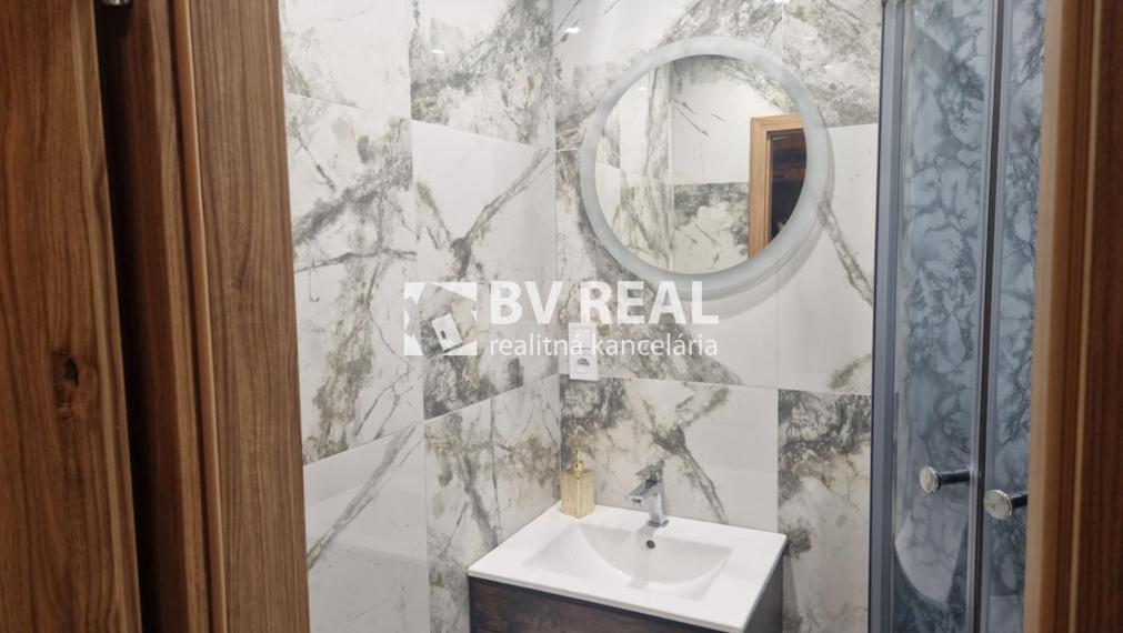BV REAL Na predaj prerobený 3 izbový byt Prievidza FM2427
