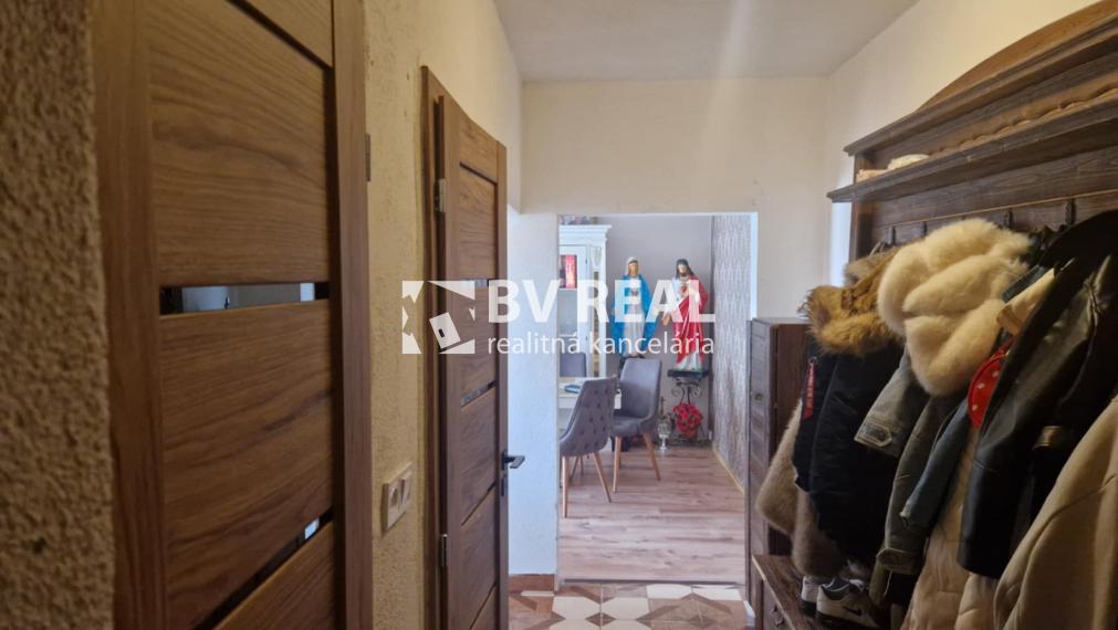 BV REAL Na predaj prerobený 3 izbový byt Prievidza FM2427