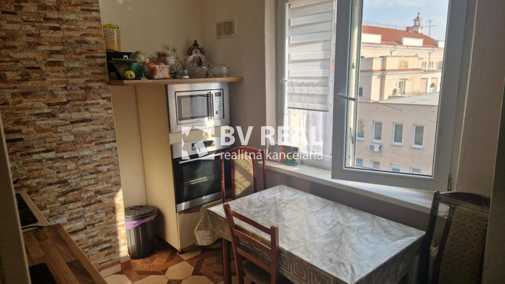 BV REAL Na predaj prerobený 3 izbový byt Prievidza FM2427