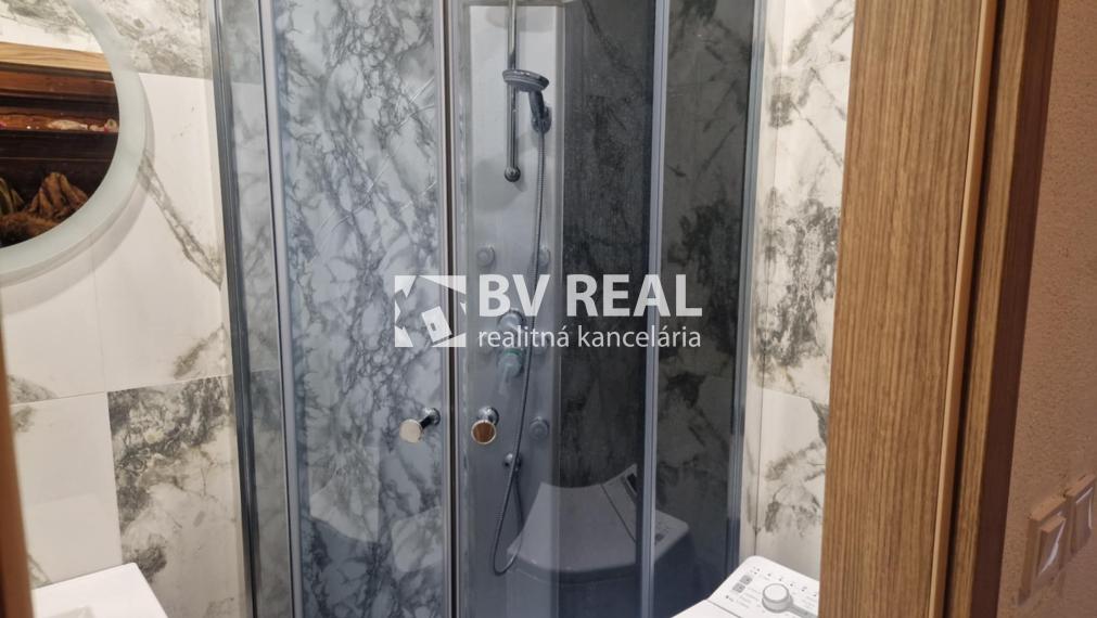 BV REAL Na predaj prerobený 3 izbový byt Prievidza FM2427