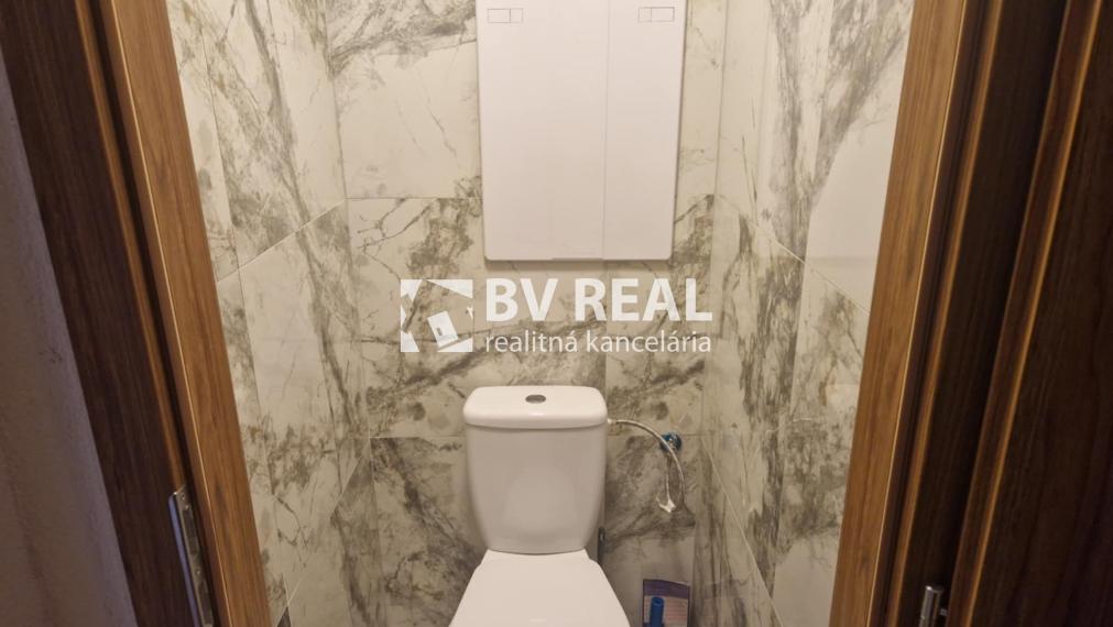 BV REAL Na predaj prerobený 3 izbový byt Prievidza FM2427