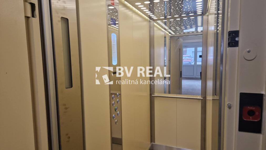 BV REAL Na predaj prerobený 3 izbový byt Prievidza FM2427
