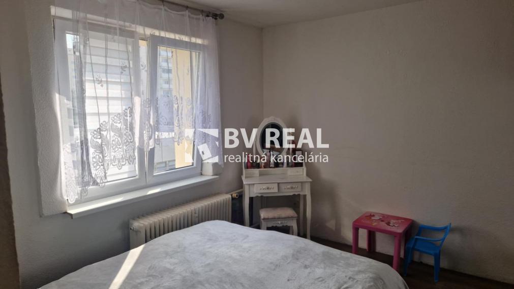 BV REAL Na predaj prerobený 3 izbový byt Prievidza FM2427