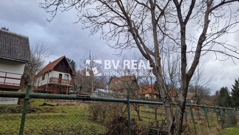 BV REAL Na predaj murovaná chata a záhrada Lutila FM2430