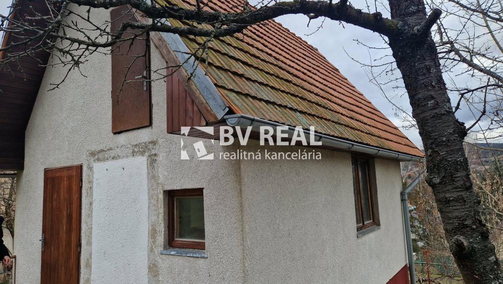 BV REAL Na predaj murovaná chata a záhrada Lutila FM2430
