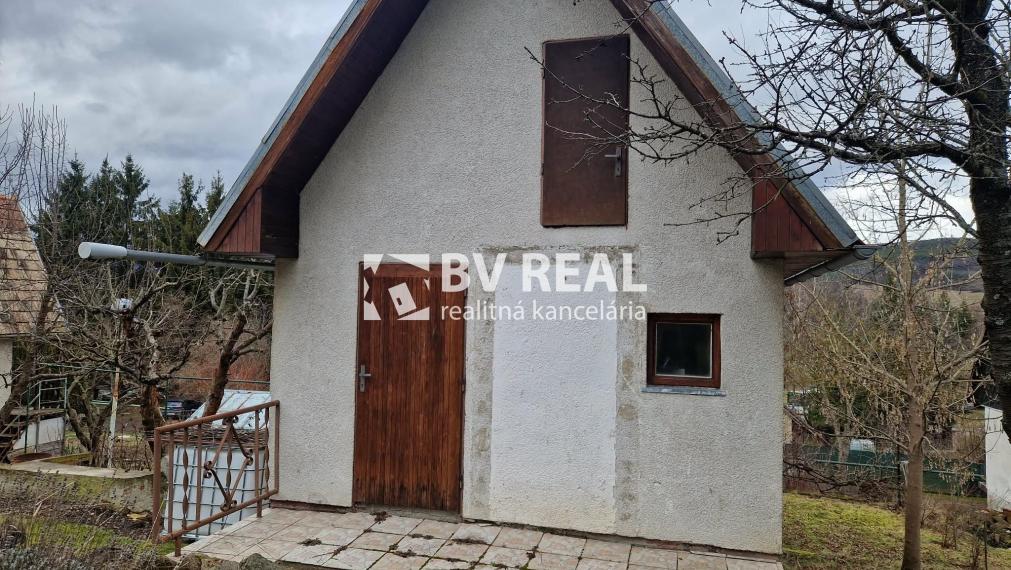 BV REAL Na predaj murovaná chata a záhrada Lutila FM2430