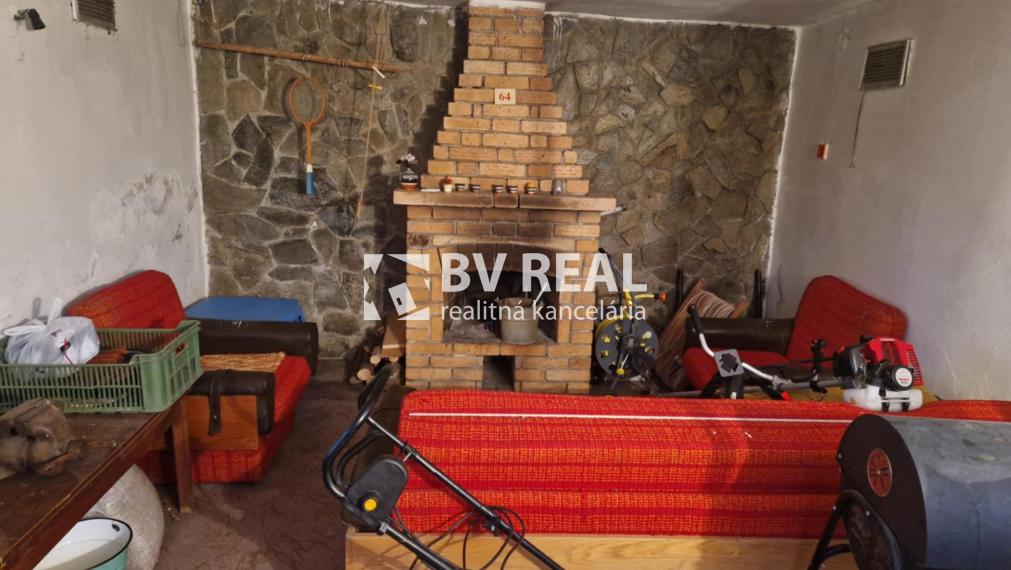 BV REAL Na predaj murovaná chata a záhrada Lutila FM2430