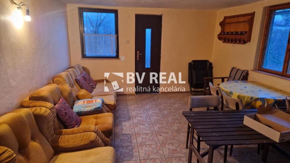 BV REAL Na predaj murovaná chata a záhrada Lutila FM2430