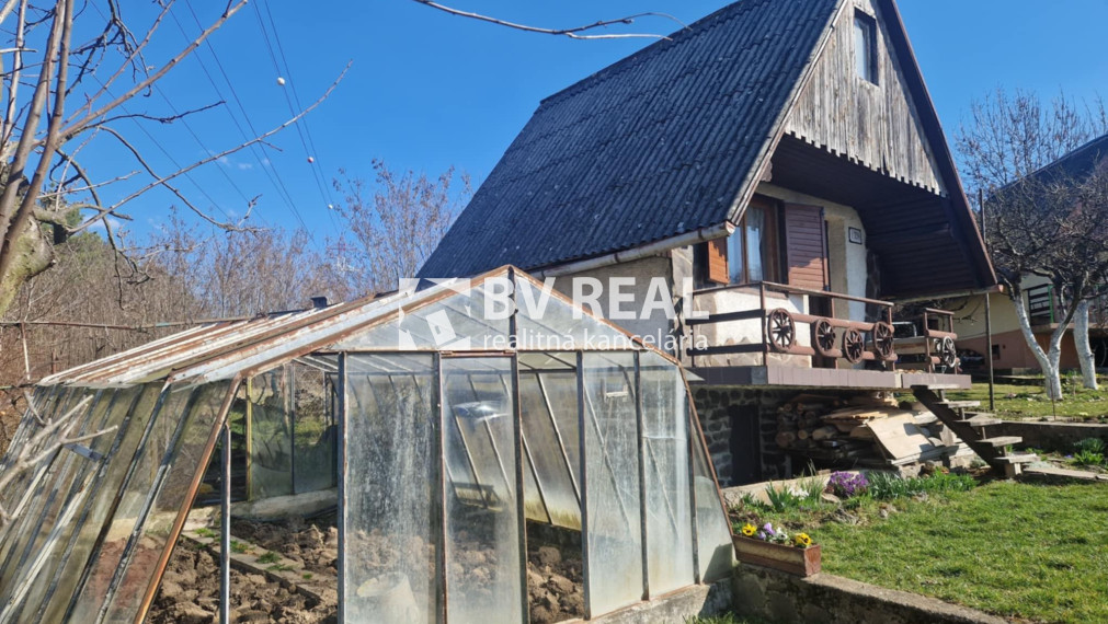 Predané BV REAL murovaná chata so záhradou Prievidza FM2433