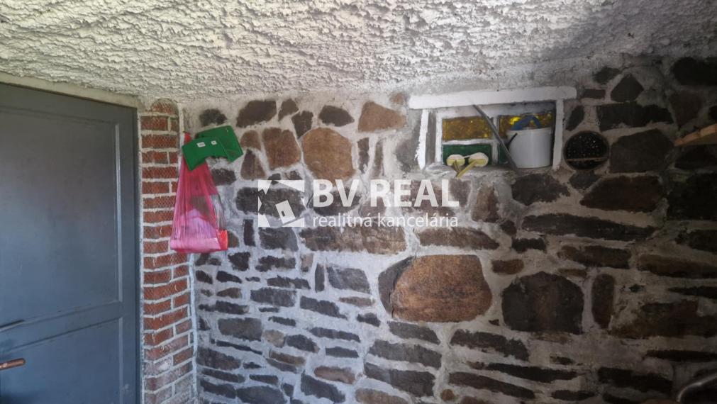 BV REAL murovaná chata so záhradou Prievidza FM2433