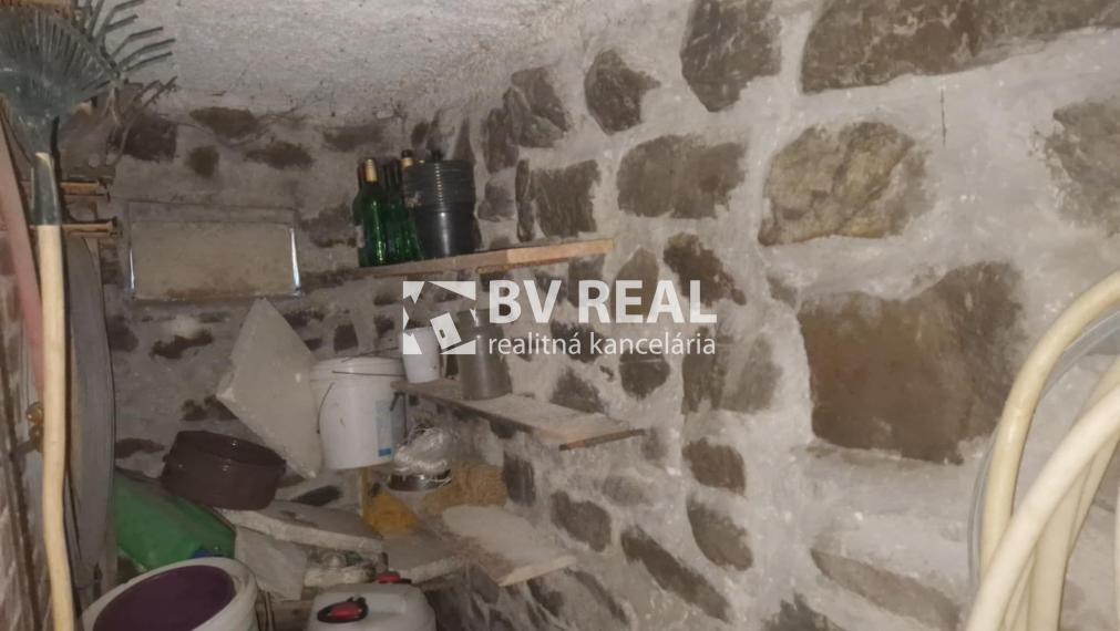 BV REAL murovaná chata so záhradou Prievidza FM2433