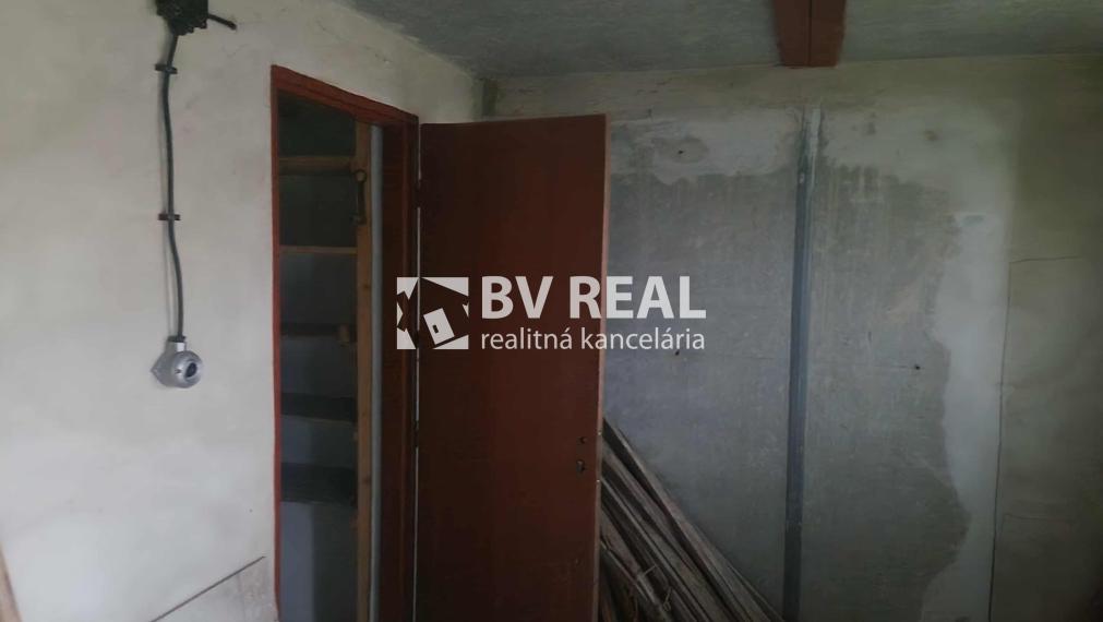 BV REAL Na predaj murovaná chata a záhrada Lutila FM2366