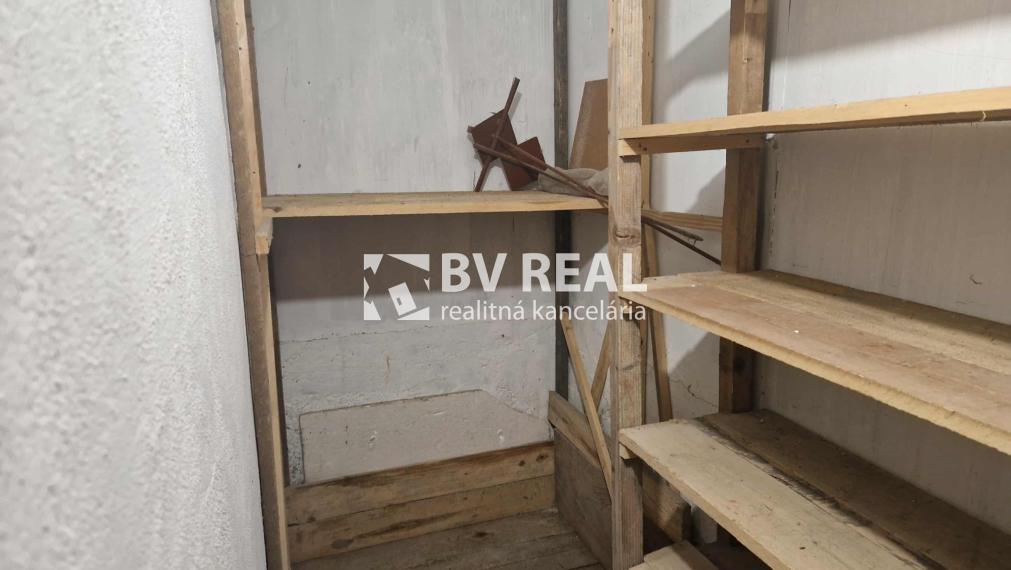 BV REAL Na predaj murovaná chata a záhrada Lutila FM2366