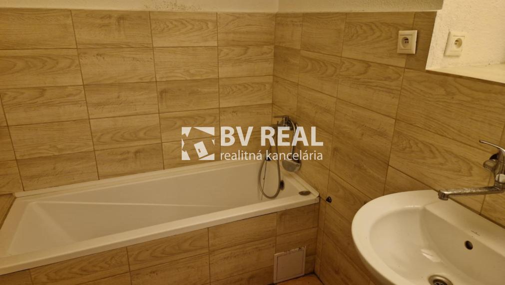 BV REAL Na prenájom 2 izbový byt Prievidza FM2728