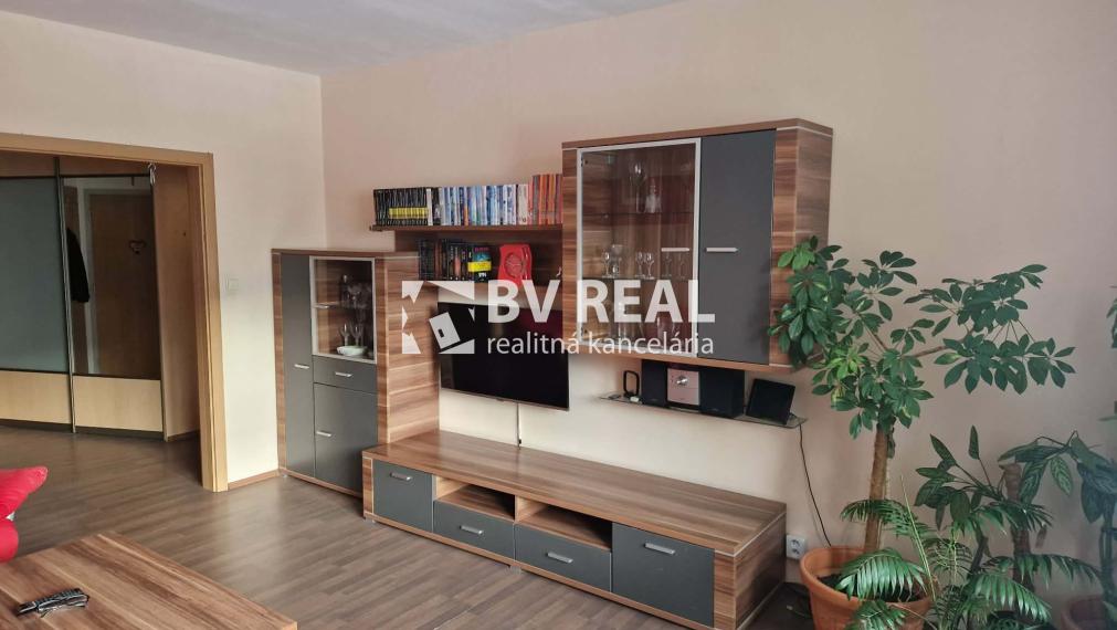 BV REAL Na predaj prerobený 3 izbový byt Prievidza FM2382