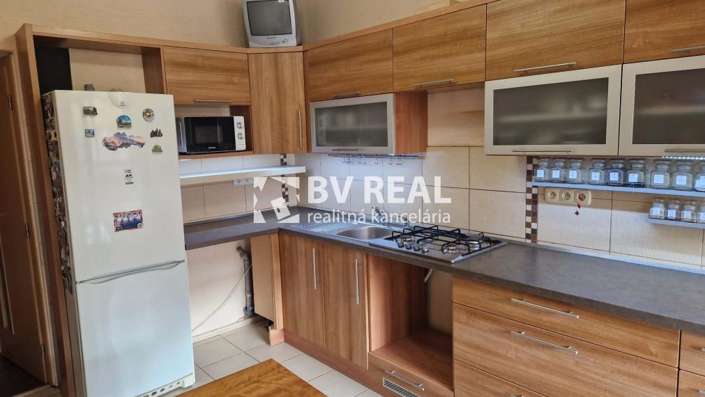 BV REAL Na predaj prerobený 3 izbový byt Prievidza FM2382