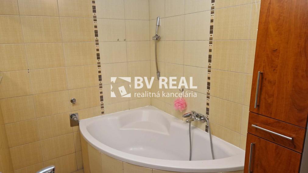 BV REAL Na predaj prerobený 3 izbový byt Prievidza FM2382