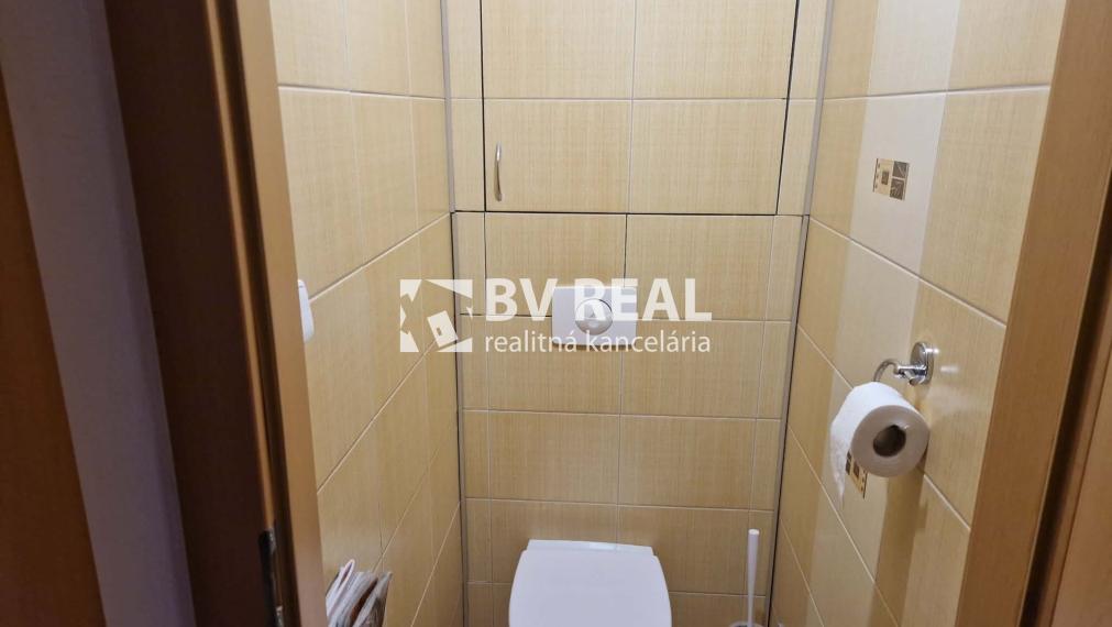 BV REAL Na predaj prerobený 3 izbový byt Prievidza FM2382
