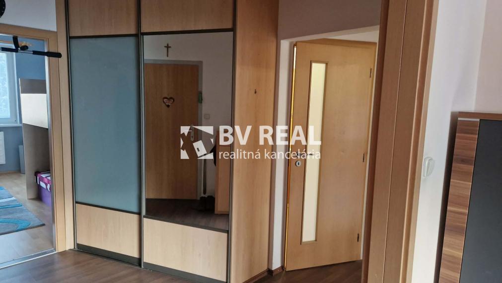 BV REAL Na predaj prerobený 3 izbový byt Prievidza FM2382