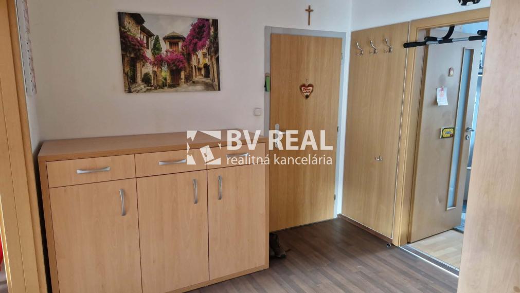 BV REAL Na predaj prerobený 3 izbový byt Prievidza FM2382
