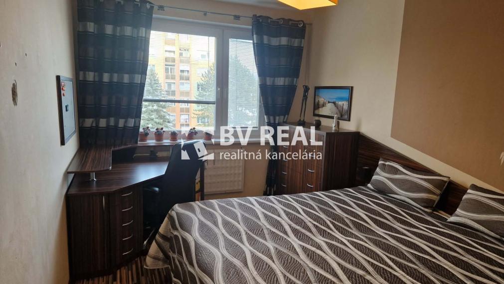 BV REAL Na predaj prerobený 3 izbový byt Prievidza FM2382