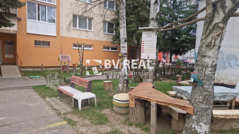 BV REAL Na predaj prerobený 3 izbový byt Prievidza FM2382