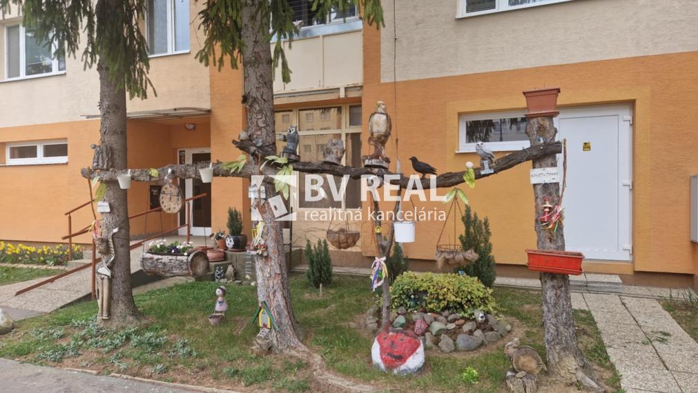 BV REAL Na predaj prerobený 3 izbový byt Prievidza FM2382