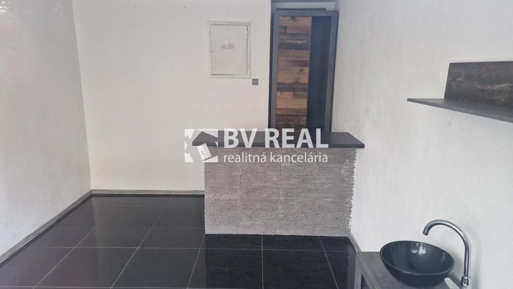 BV REAL Na prenájom komerčný priestor Handlová FM1827