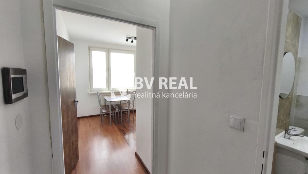 BV REAL prenájom 1 izbový byt 39 m2 Prievidza Jesenského BV6002