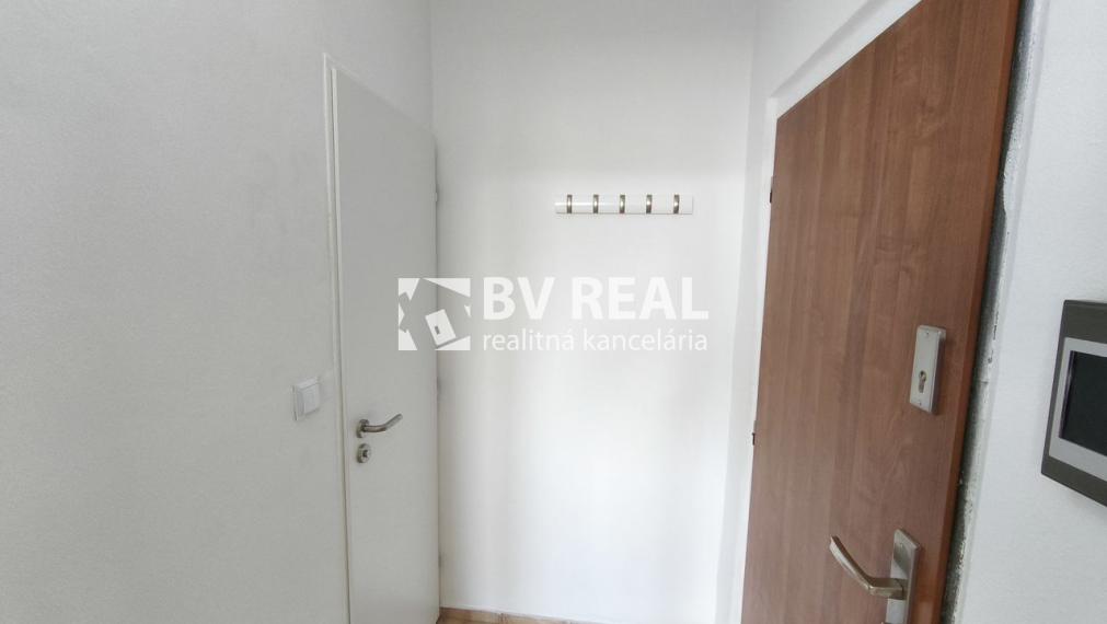 BV REAL prenájom 1 izbový byt 39 m2 Prievidza Jesenského BV6002