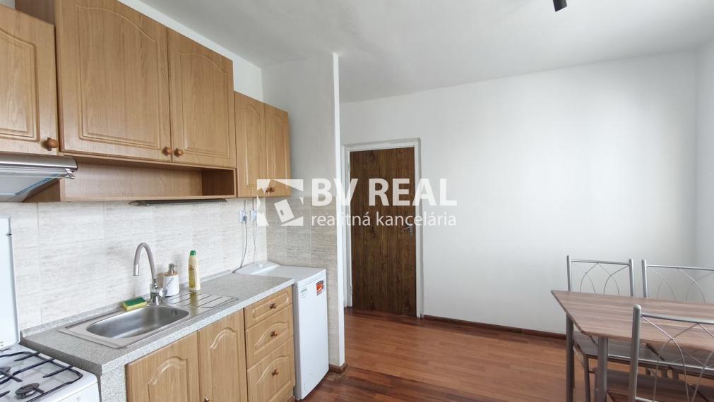 BV REAL prenájom 1 izbový byt 39 m2 Prievidza Jesenského BV6002