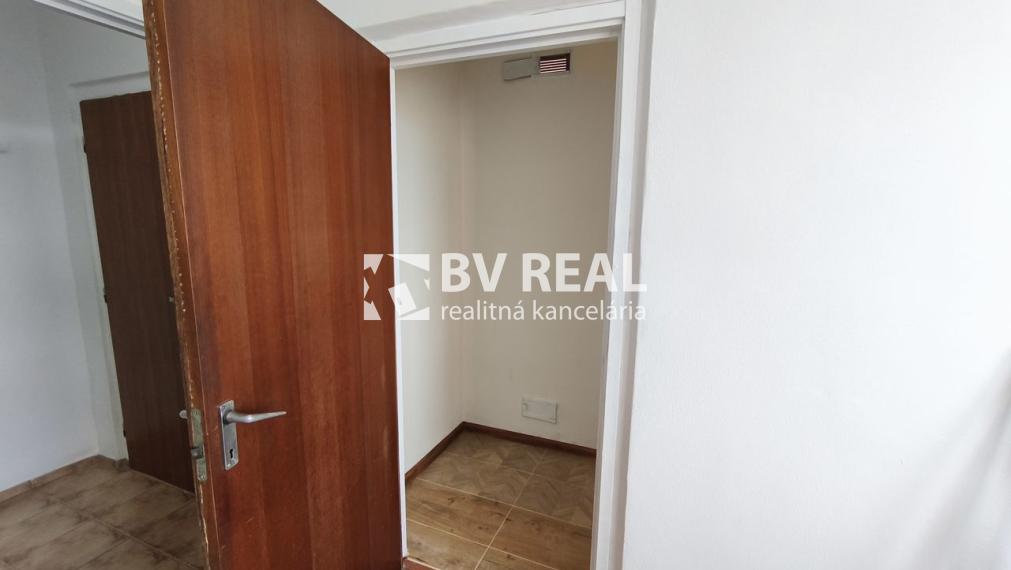 BV REAL prenájom 1 izbový byt 39 m2 Prievidza Jesenského BV6002