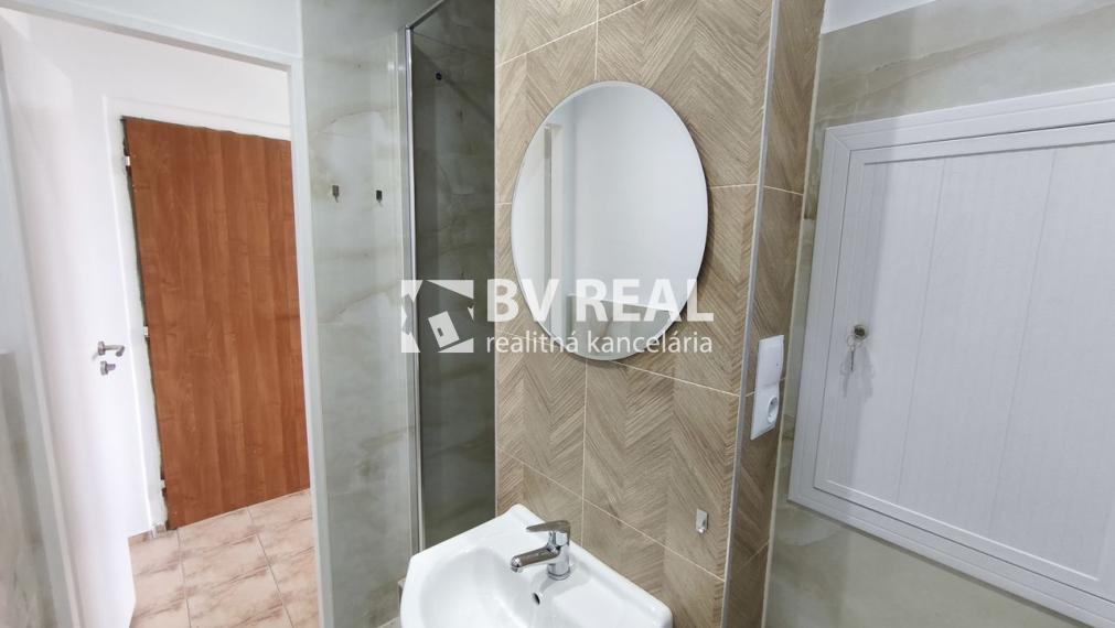 BV REAL prenájom 1 izbový byt 39 m2 Prievidza Jesenského BV6002